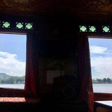 Houseboat Lily Of Nageen Srīnagar Buitenkant foto