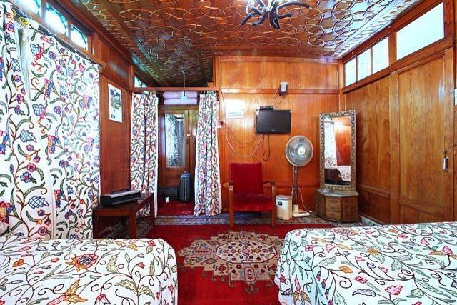 Houseboat Lily Of Nageen Srīnagar Buitenkant foto
