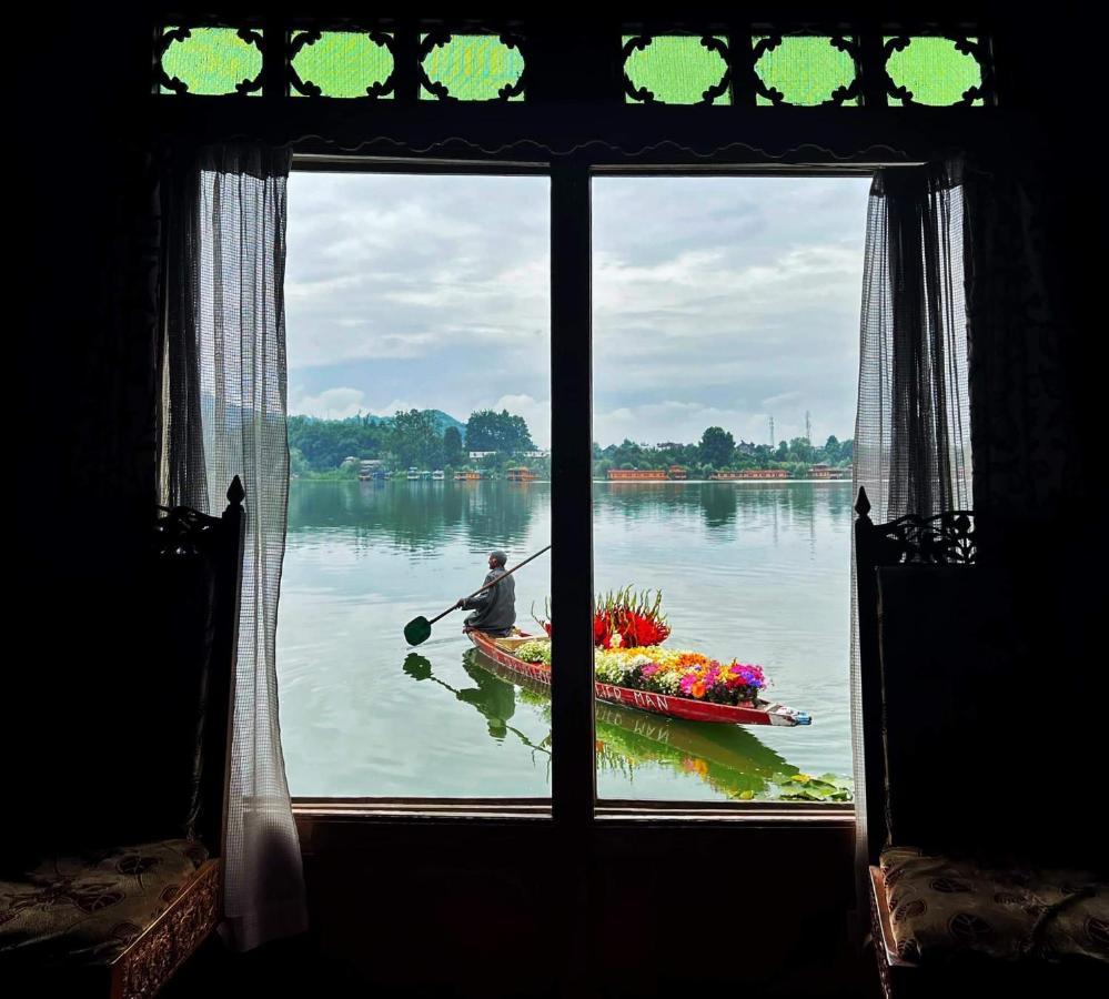 Houseboat Lily Of Nageen Srīnagar Buitenkant foto