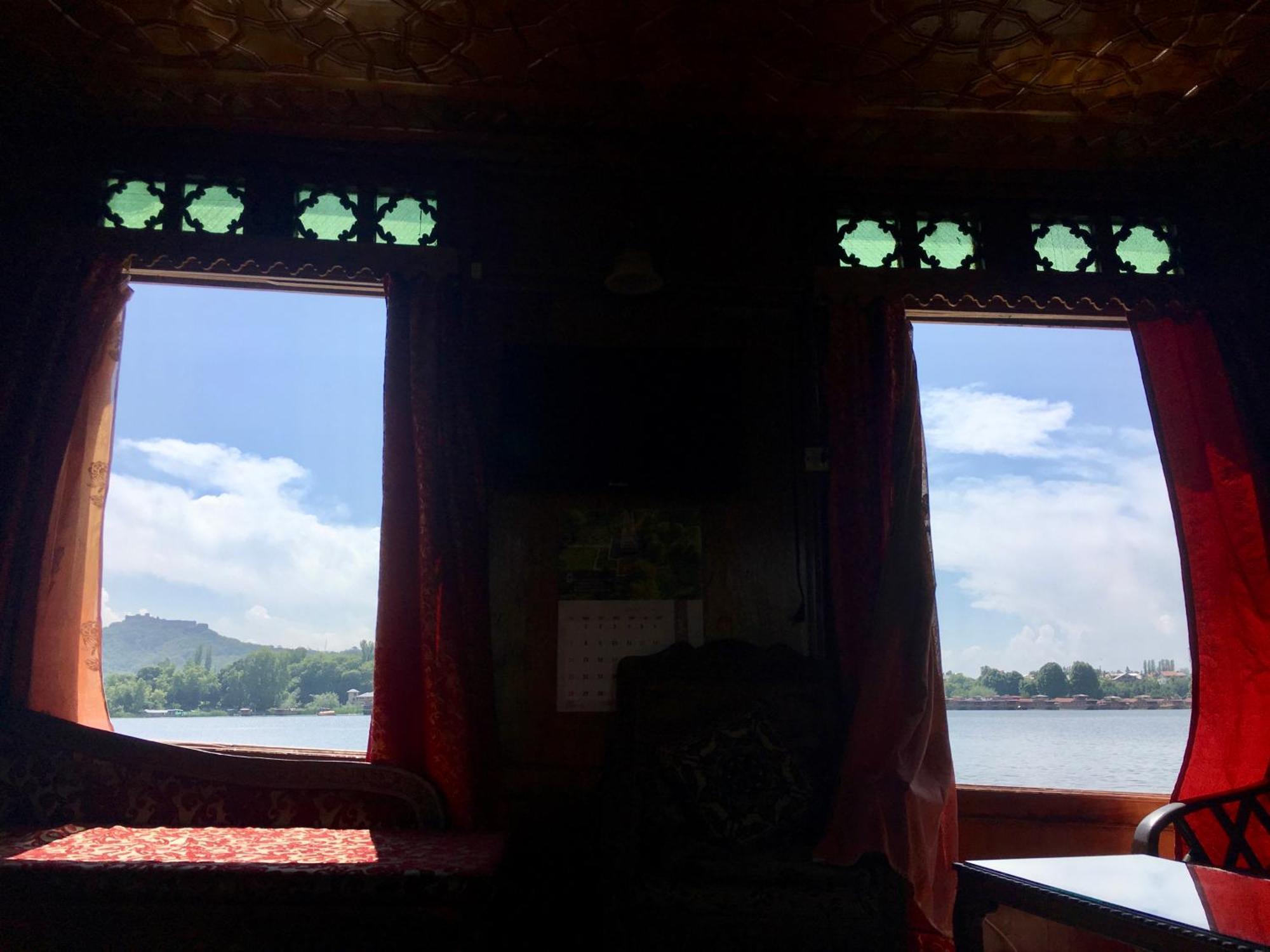 Houseboat Lily Of Nageen Srīnagar Buitenkant foto