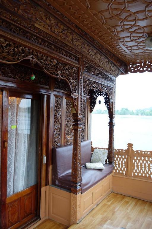 Houseboat Lily Of Nageen Srīnagar Buitenkant foto