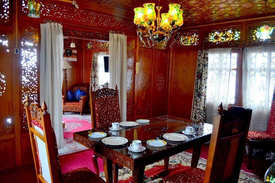 Houseboat Lily Of Nageen Srīnagar Buitenkant foto