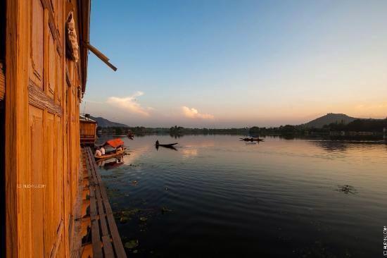 Houseboat Lily Of Nageen Srīnagar Buitenkant foto