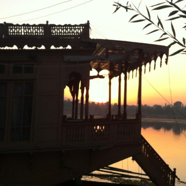 Houseboat Lily Of Nageen Srīnagar Buitenkant foto