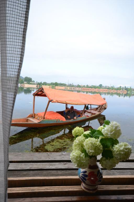 Houseboat Lily Of Nageen Srīnagar Buitenkant foto