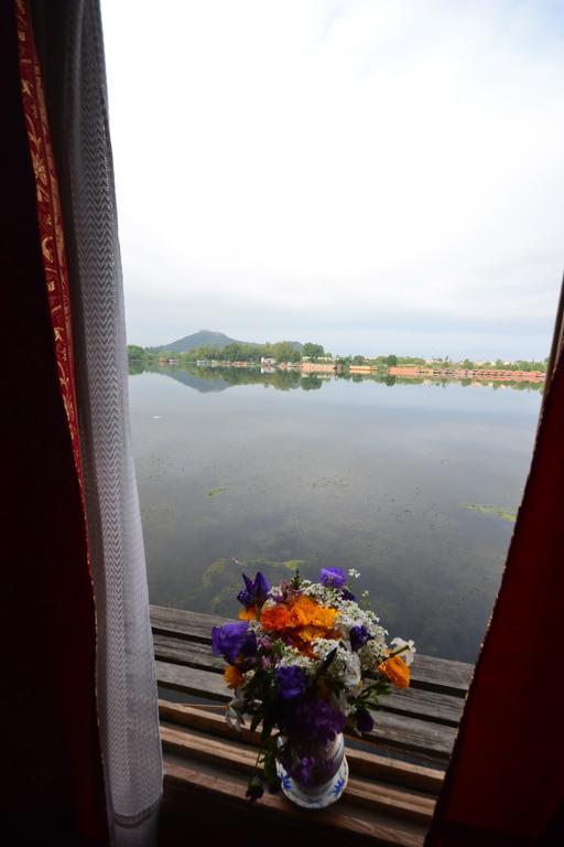 Houseboat Lily Of Nageen Srīnagar Buitenkant foto
