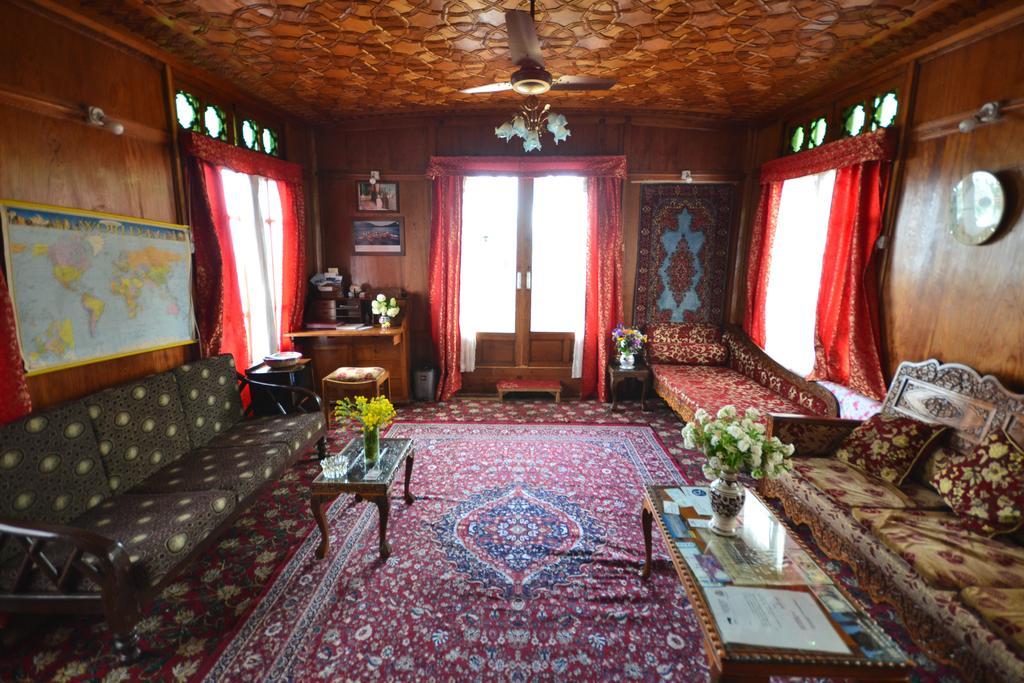 Houseboat Lily Of Nageen Srīnagar Buitenkant foto